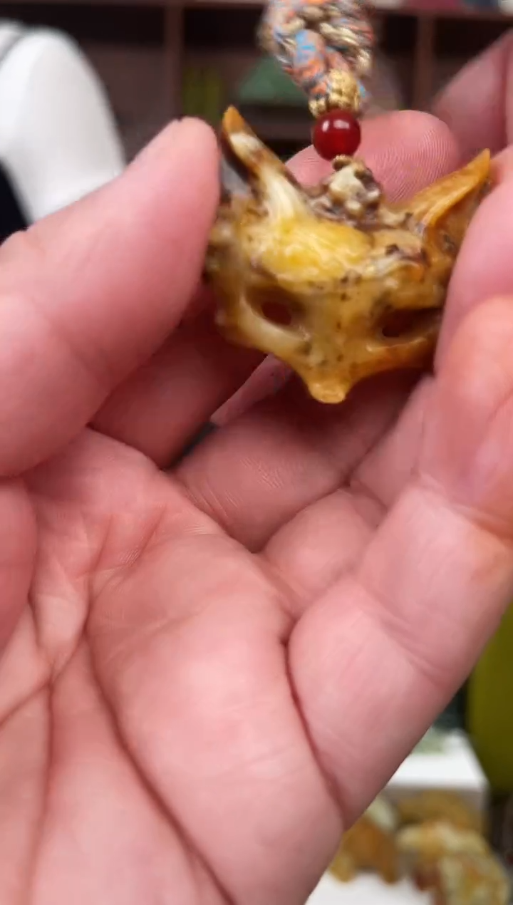 未镶嵌蛇纹石玉颈饰·