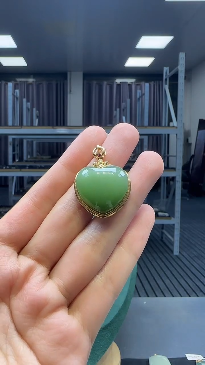 18K金镶嵌和田玉挂件1