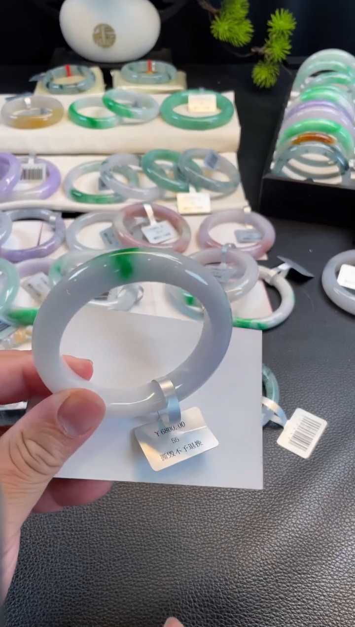 翡翠手镯未镶嵌55.5正圈 有纹裂