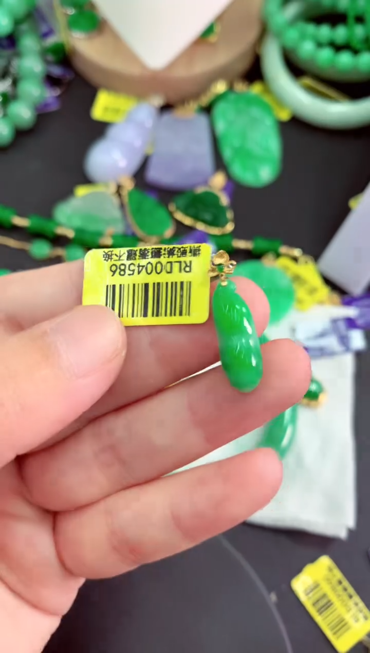 颈饰18K金镶嵌翡翠挂件