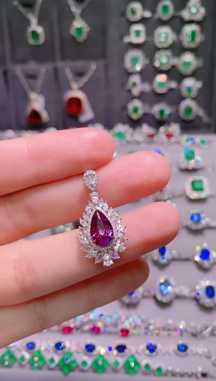 18K金吊坠彩色蓝宝石18K金镶嵌.