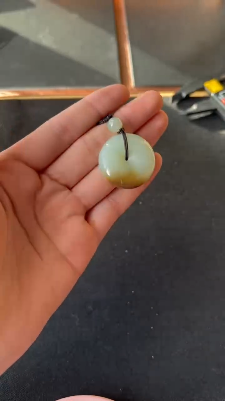 【闪购商品】和田玉吊坠(赠链)未镶嵌且末微色差近矿