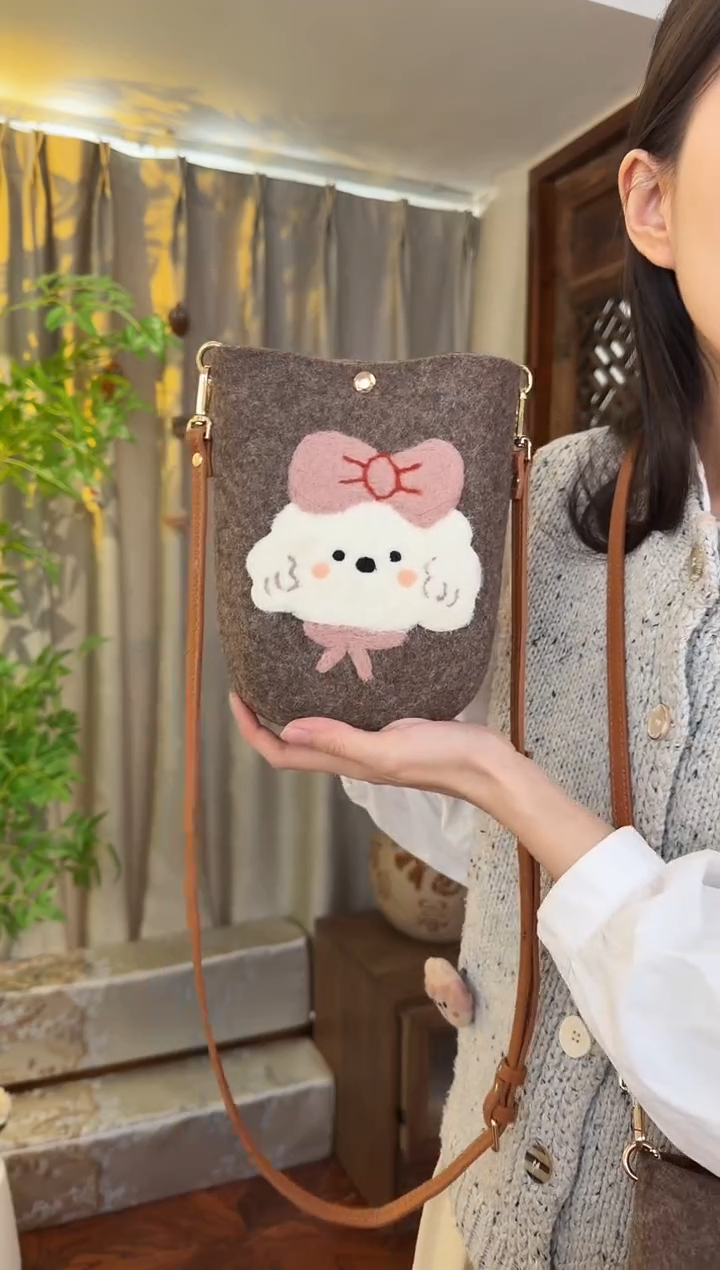 羊毛非遗羊毛毡包 手机包小狗
