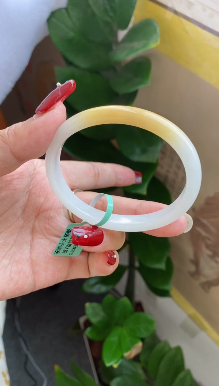 【闪购商品】翡翠手镯未镶嵌（牛奶底一口黄）贵妃3号