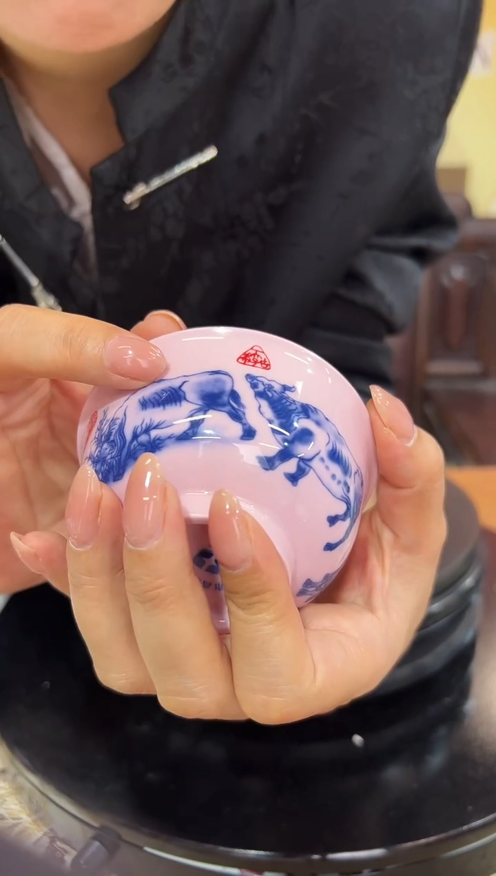 摆件瓷红稀土五牛图杯