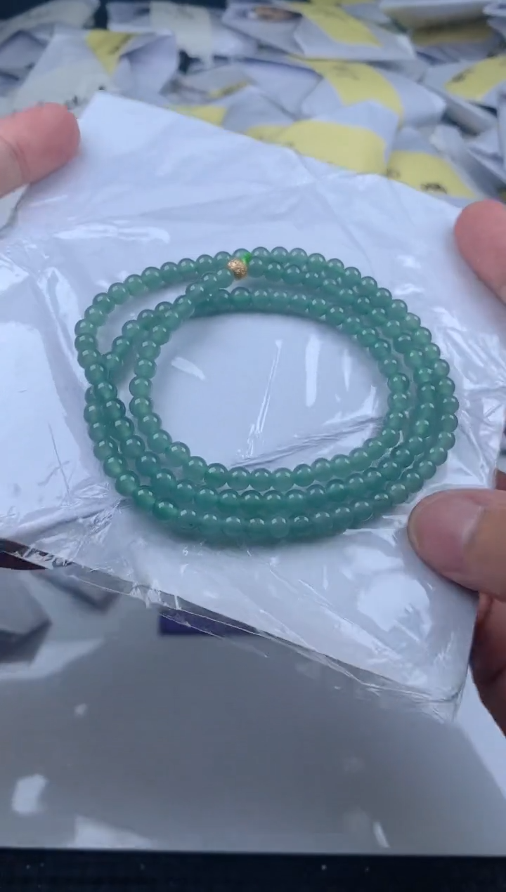 翡翠未镶嵌颈饰          