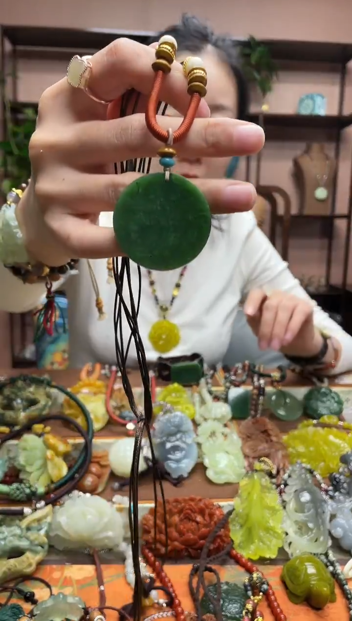 颈饰未镶嵌和田玉·2