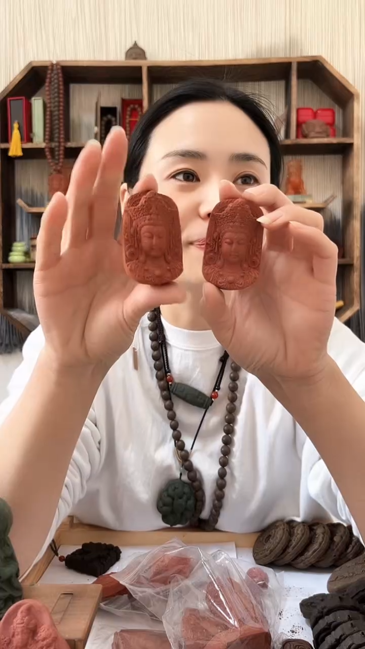 【闪购商品】泥塑大四合红色观音牌