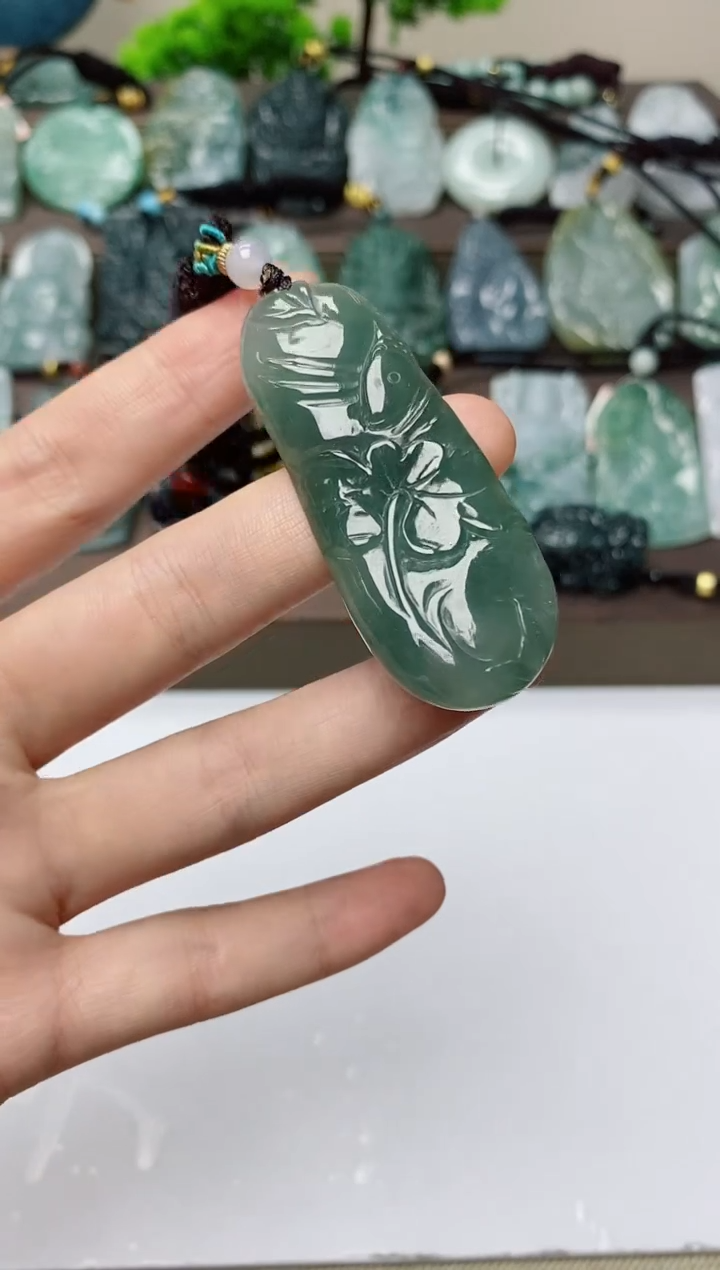 翡翠未镶嵌颈饰         