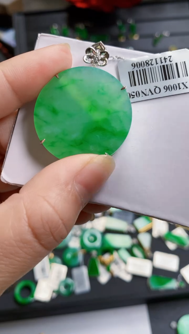 【闪购商品】翡翠颈饰18K金镶嵌圆牌