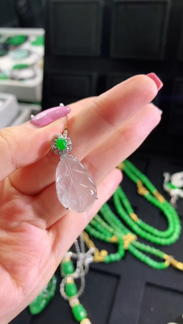 【闪购商品】翡翠吊坠(不含链)18K金镶嵌吊坠