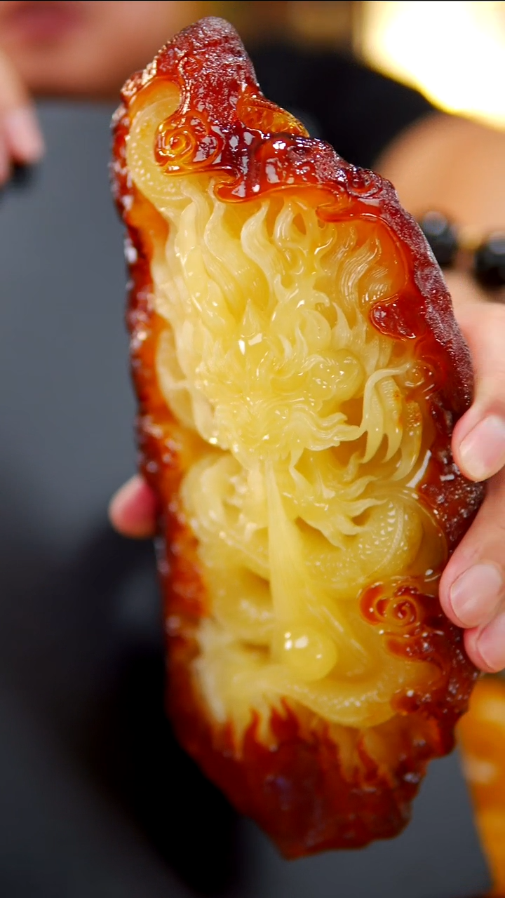 裸石琥珀未镶嵌452.8乌料雕刻龙牌摆件