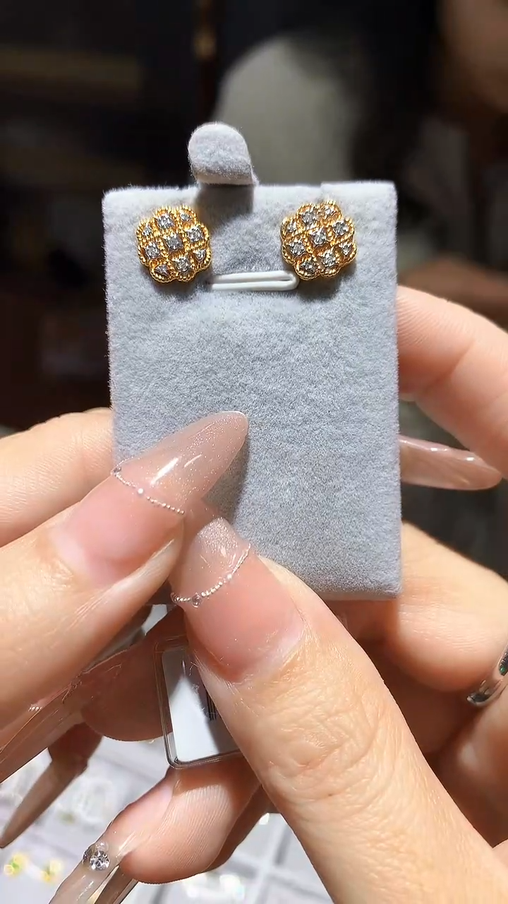 【闪购商品】钻石耳饰18K金镶嵌耳饰