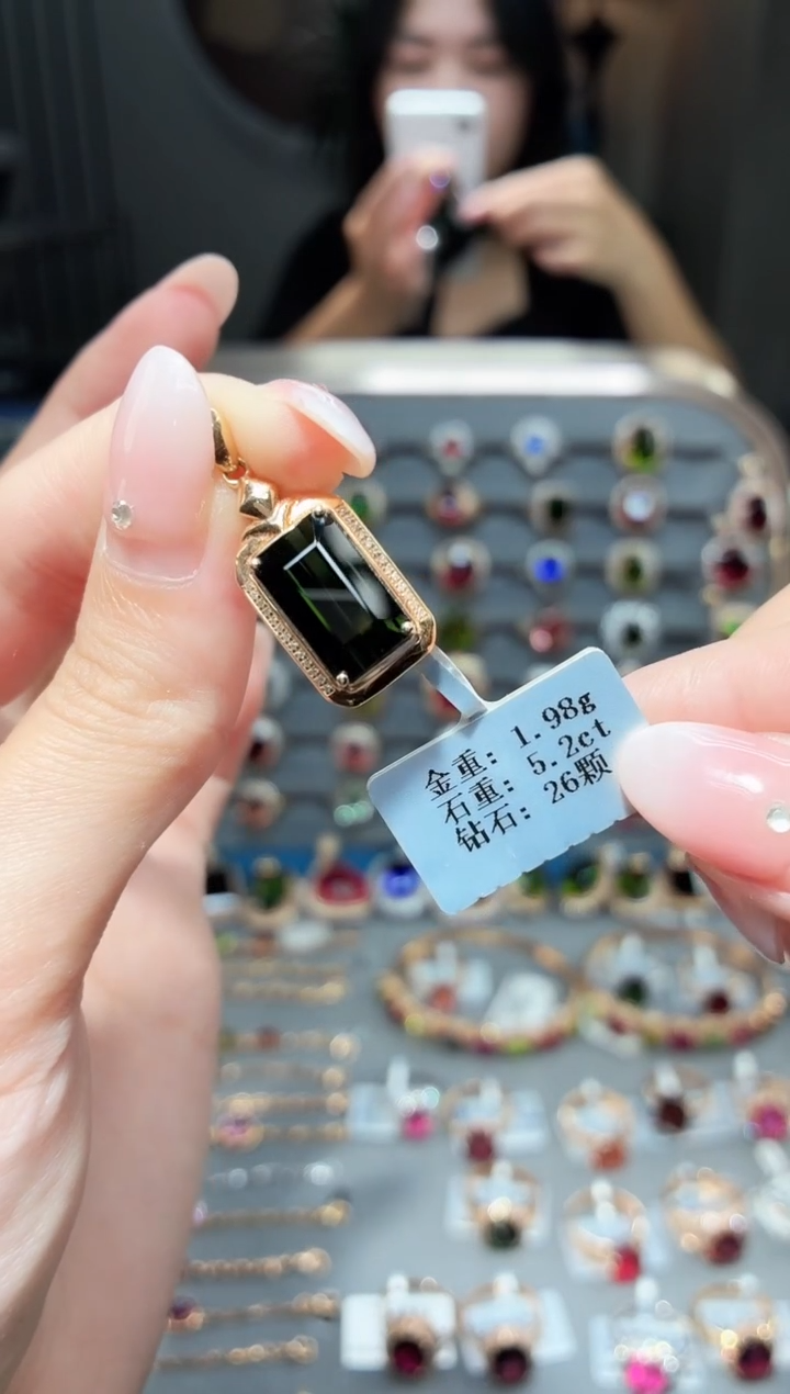 颈饰18K金镶嵌碧玺5.2ct