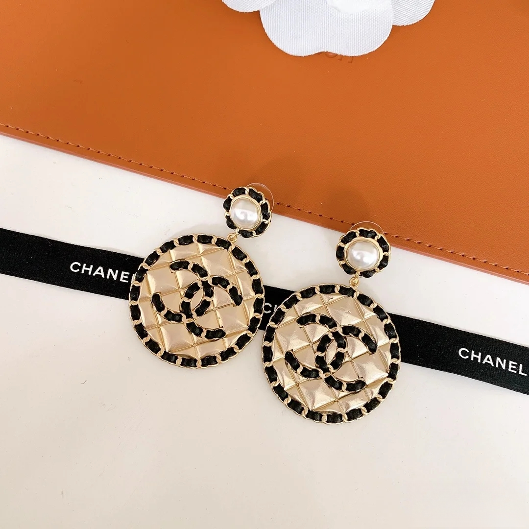 未使用 Chanel/香奈儿 菱格纹皮穿链黑金双C金币耳环20C/ZG0061