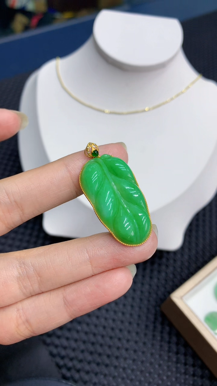 【闪购商品】翡翠颈饰18K金镶嵌            8