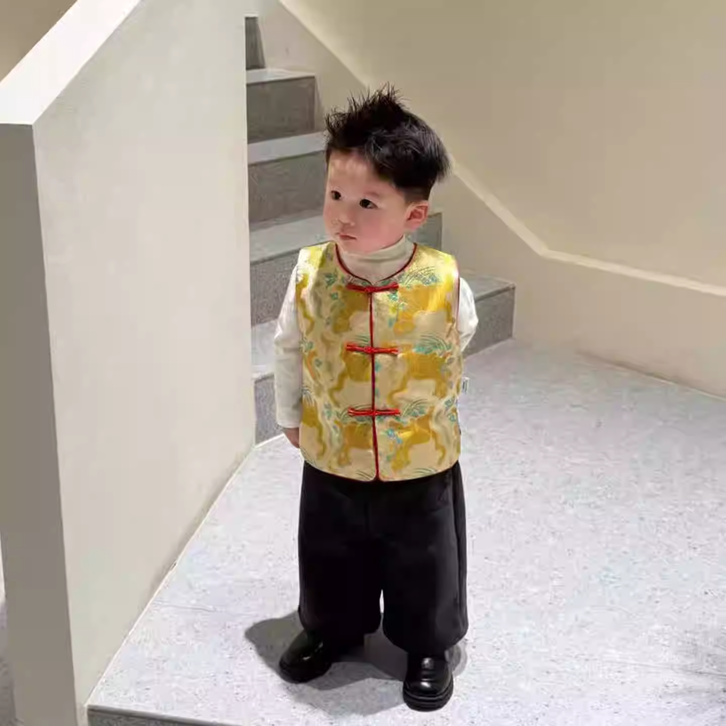 拜年服男童中式唐装马甲小少爷周岁礼服国风提花金色盘扣夹棉背心