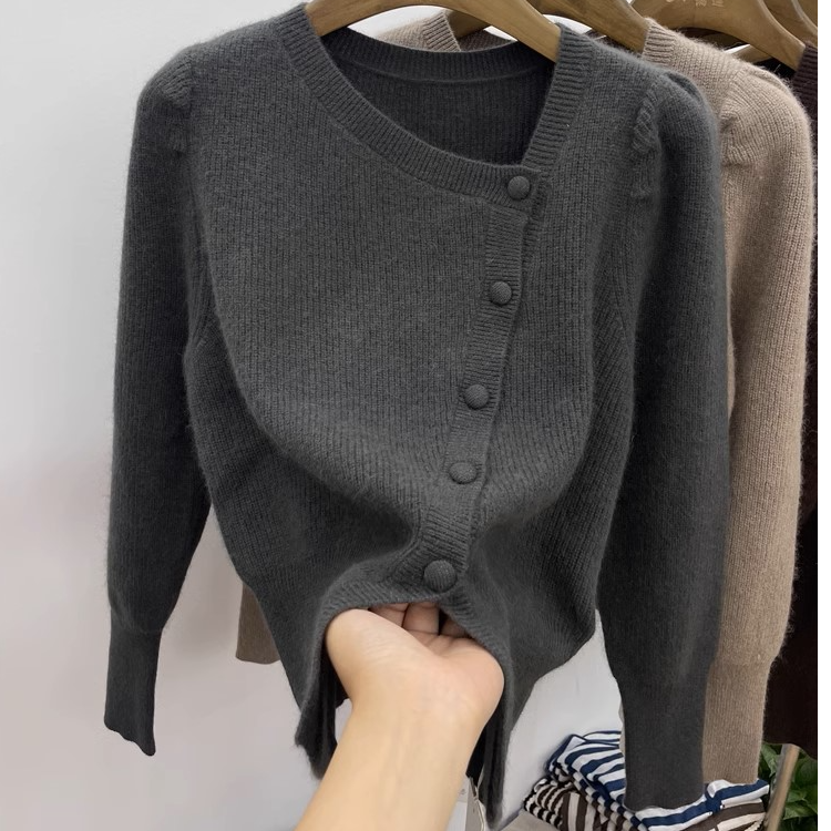 《羊毛》百搭显瘦圆领不规则斜边扣针织衫修身