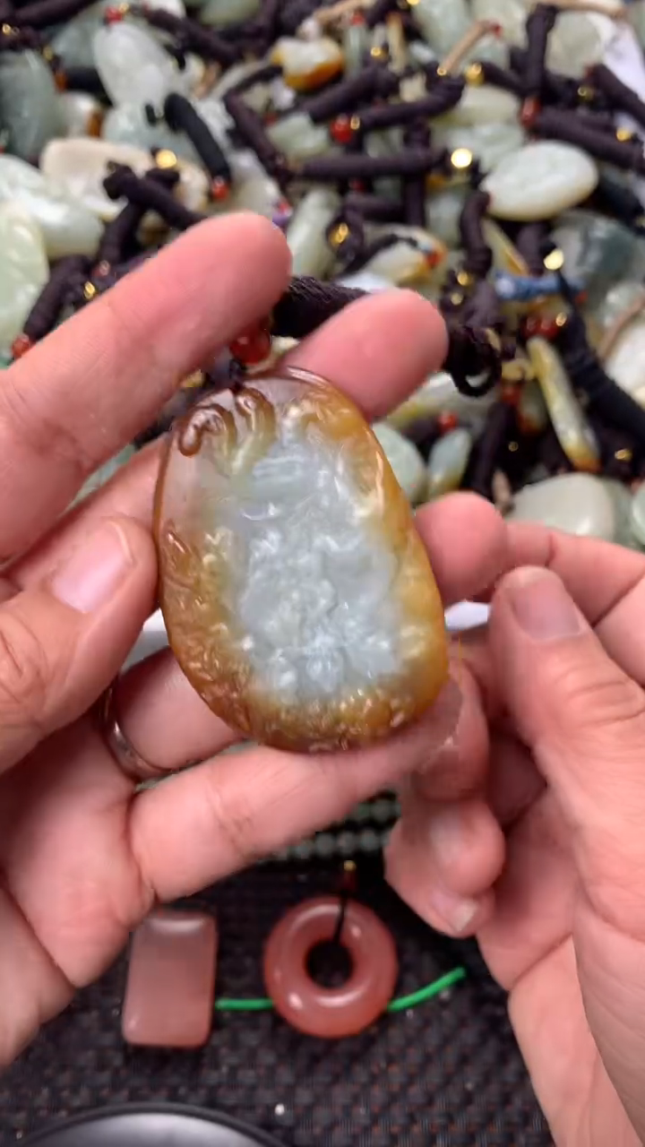 【闪购商品】和田玉颈饰未镶嵌多样性发货没有证书，拍一发一.有瑕