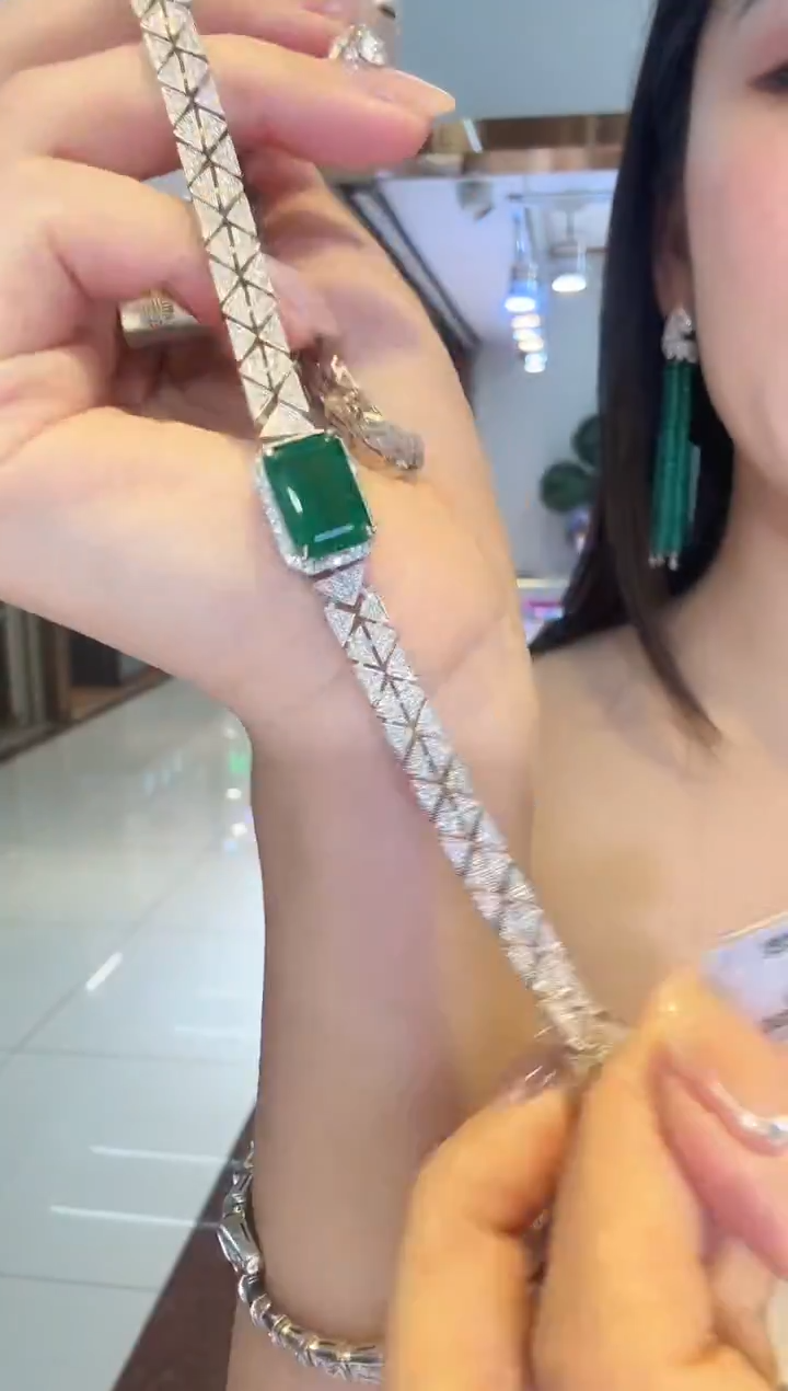 18K金镶嵌项链祖母绿5.50ct