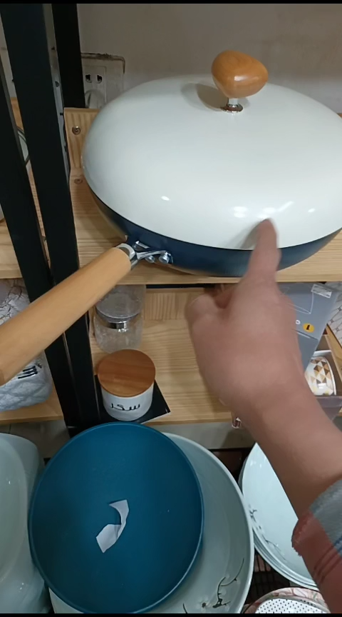 瓷珐琅铁炒锅一个