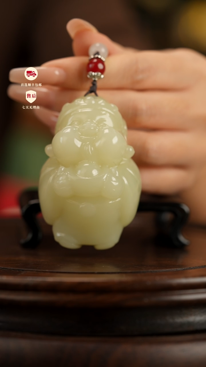 云南石竹叶青雕刻：丰盈在握手把件