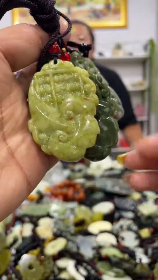 未镶嵌岫玉吊坠多样性发货发其中一件