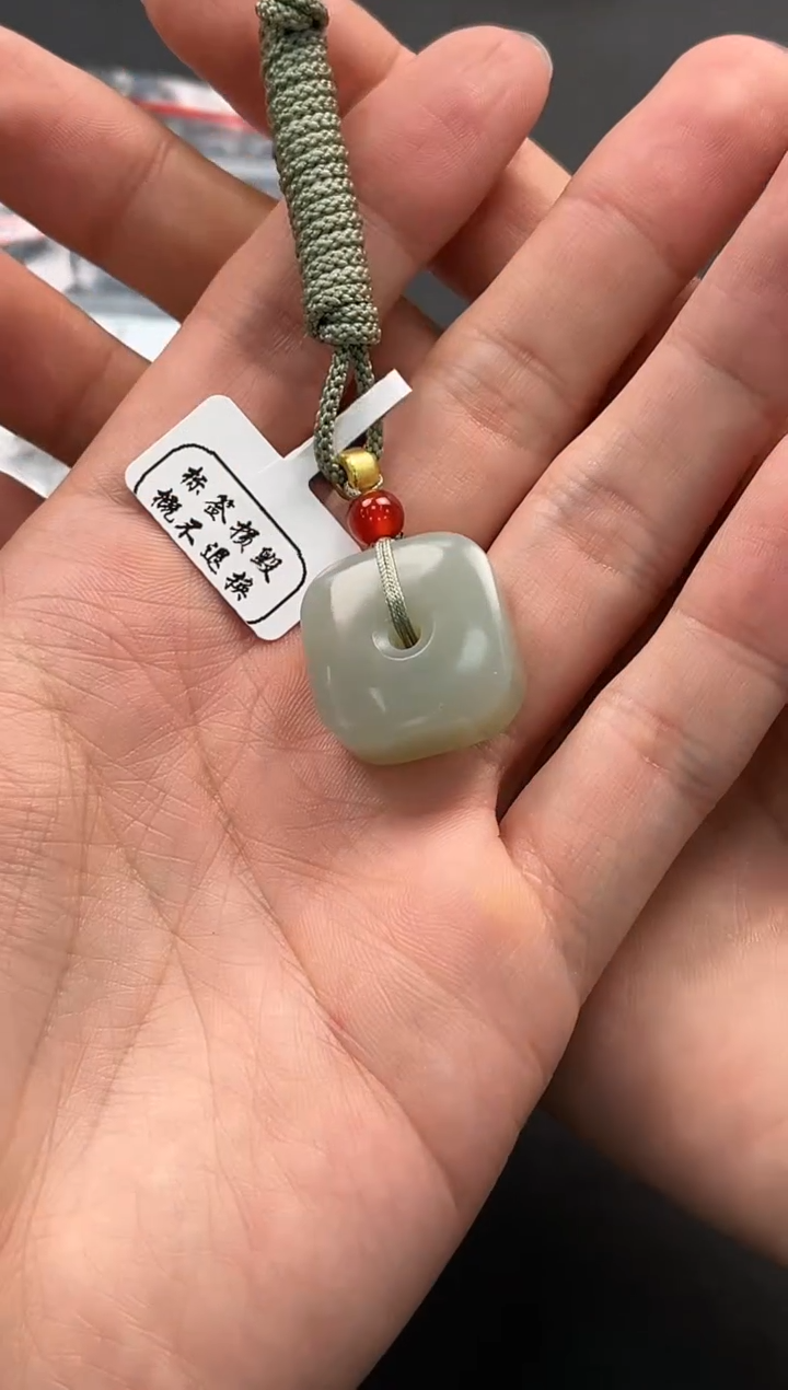未镶嵌手串和田玉约****4福利于田青花方扣微色差 有纹