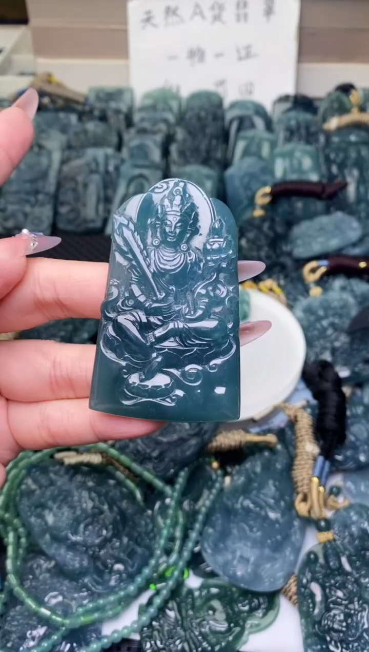 颈饰未镶嵌翡翠 