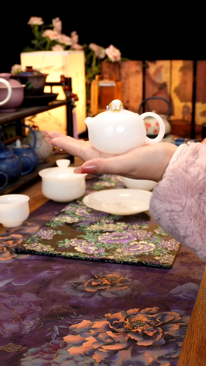 白璞玉小西施壶······