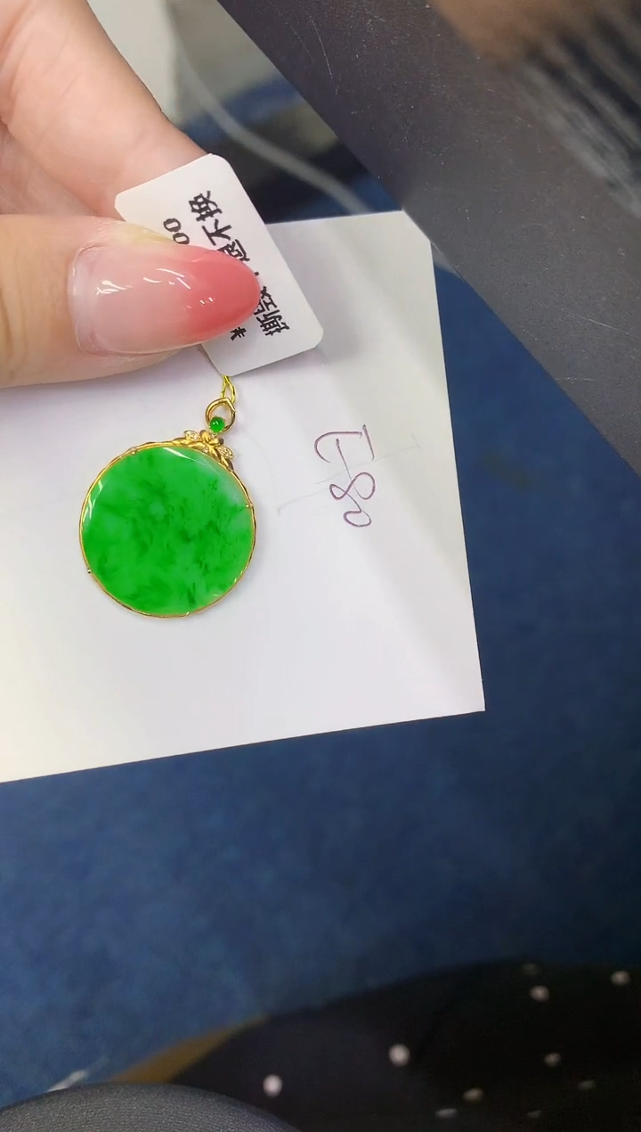 翡翠18K金镶嵌颈饰缅甸天然翡翠A货