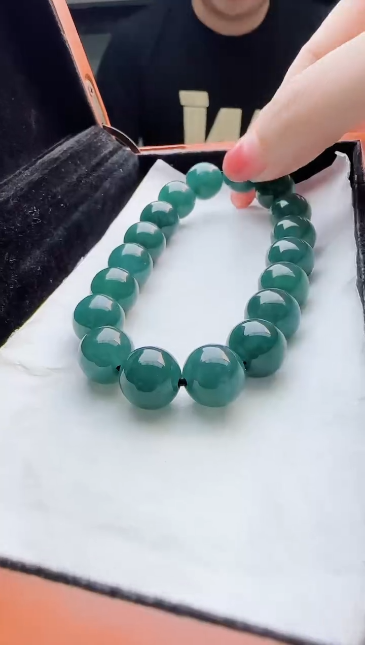 翡翠未镶嵌颈饰多样性发货其中一件