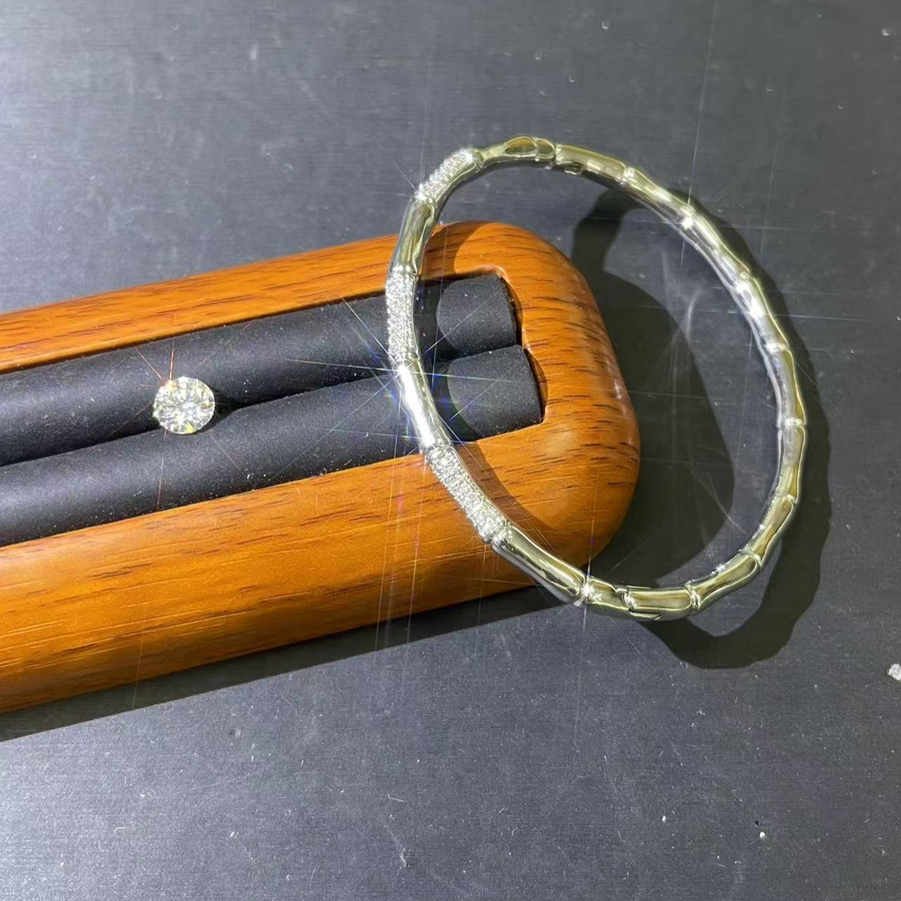 s951白色满镶竹节开口手镯多样性发货