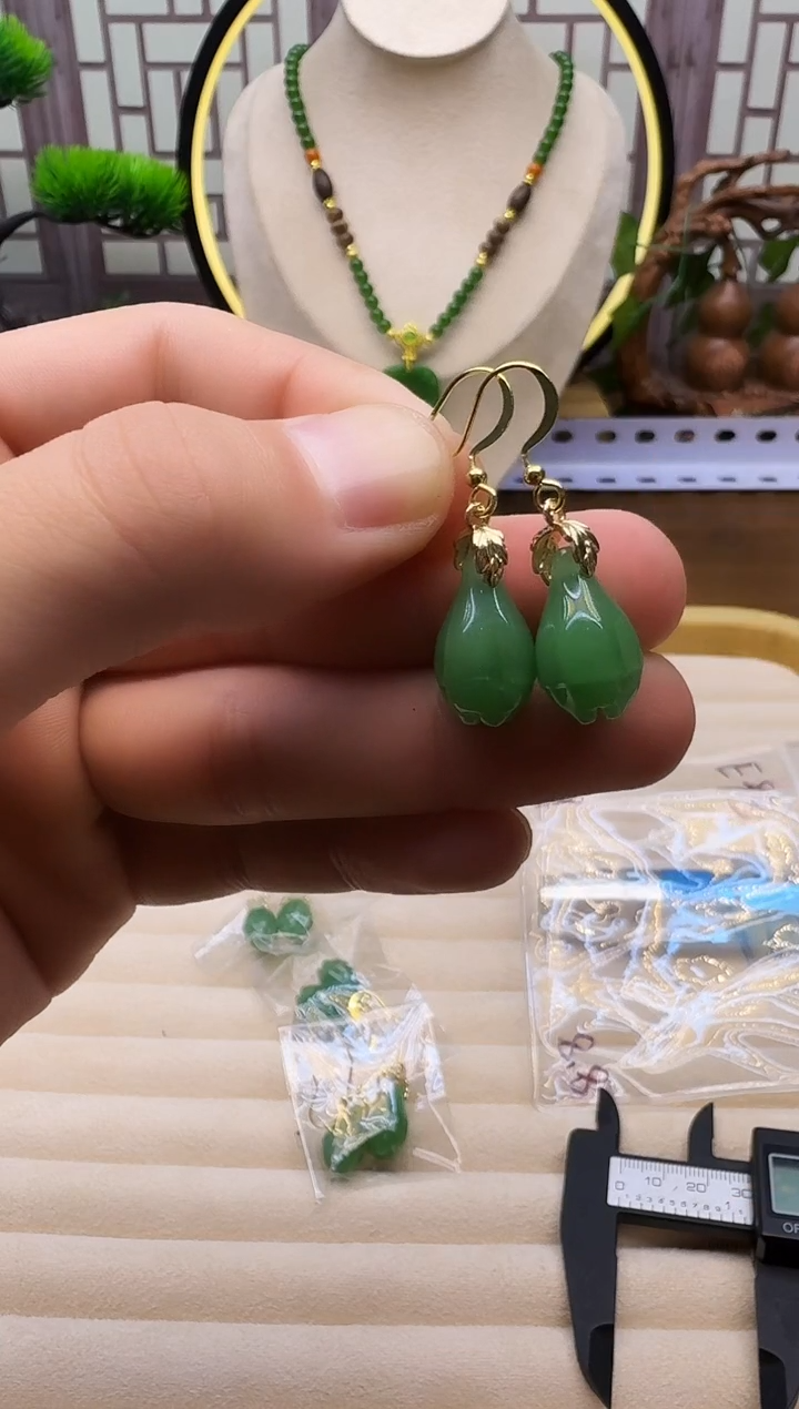 14K金镶嵌和田玉耳饰E93   