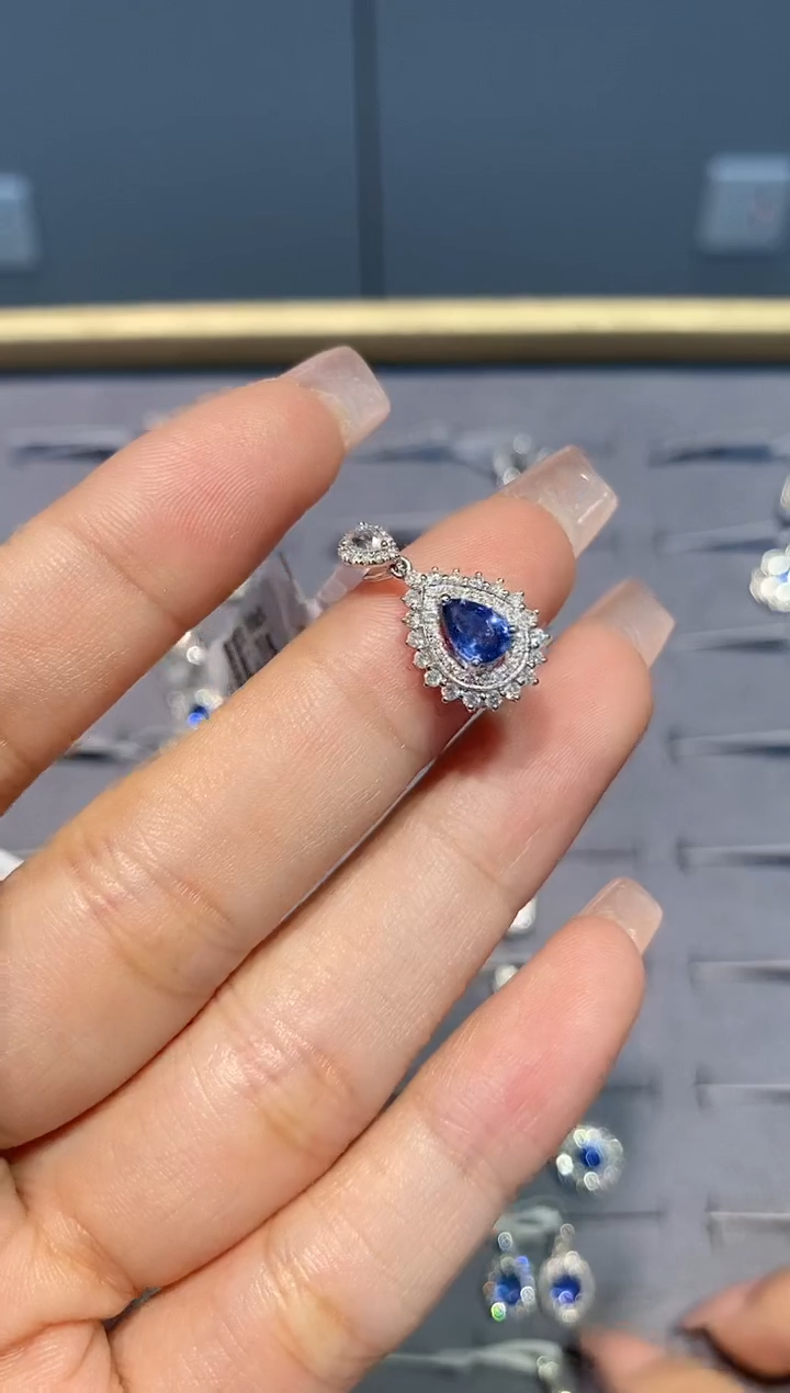 蓝宝石颈饰18K金镶嵌吊坠