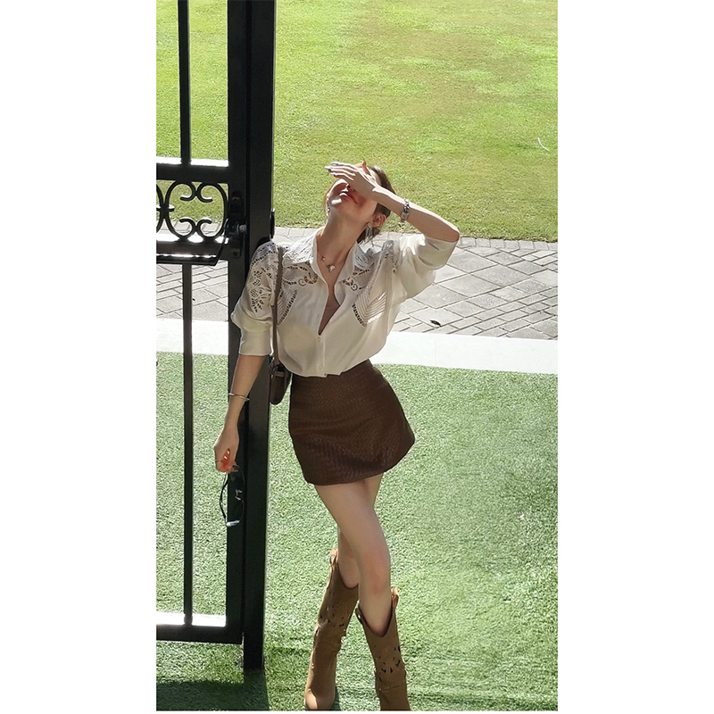 LI婉君【镂空玫瑰】新款设计感烫钻镂空长袖衬衣LWJ24C3T1967