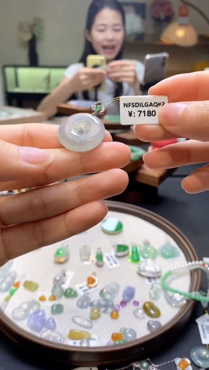 翡翠18K金镶嵌颈饰平安扣