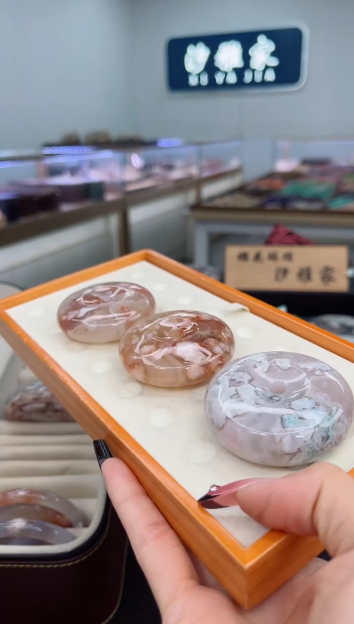 石英质玉手镯未镶嵌平安扣