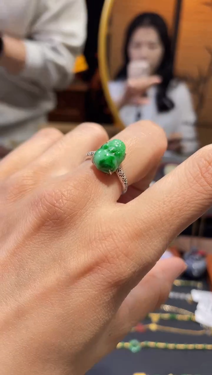 颈饰未镶嵌翡翠戒指