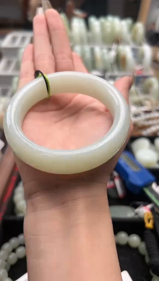 【闪购商品】和田玉手镯未镶嵌且末料远矿高青白手镯56+