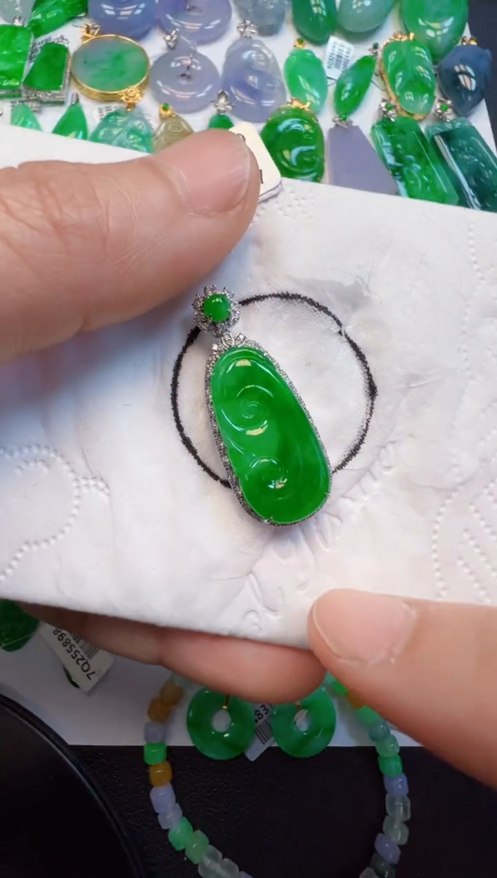 【闪购商品】翡翠吊坠(不含链)18K金镶嵌7800