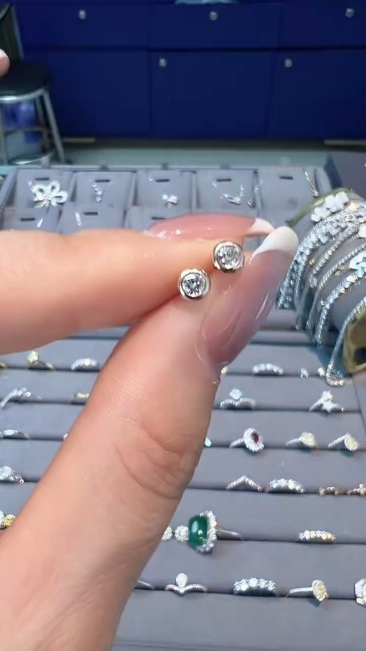 【闪购商品】钻石·18K金镶嵌20分耳钉