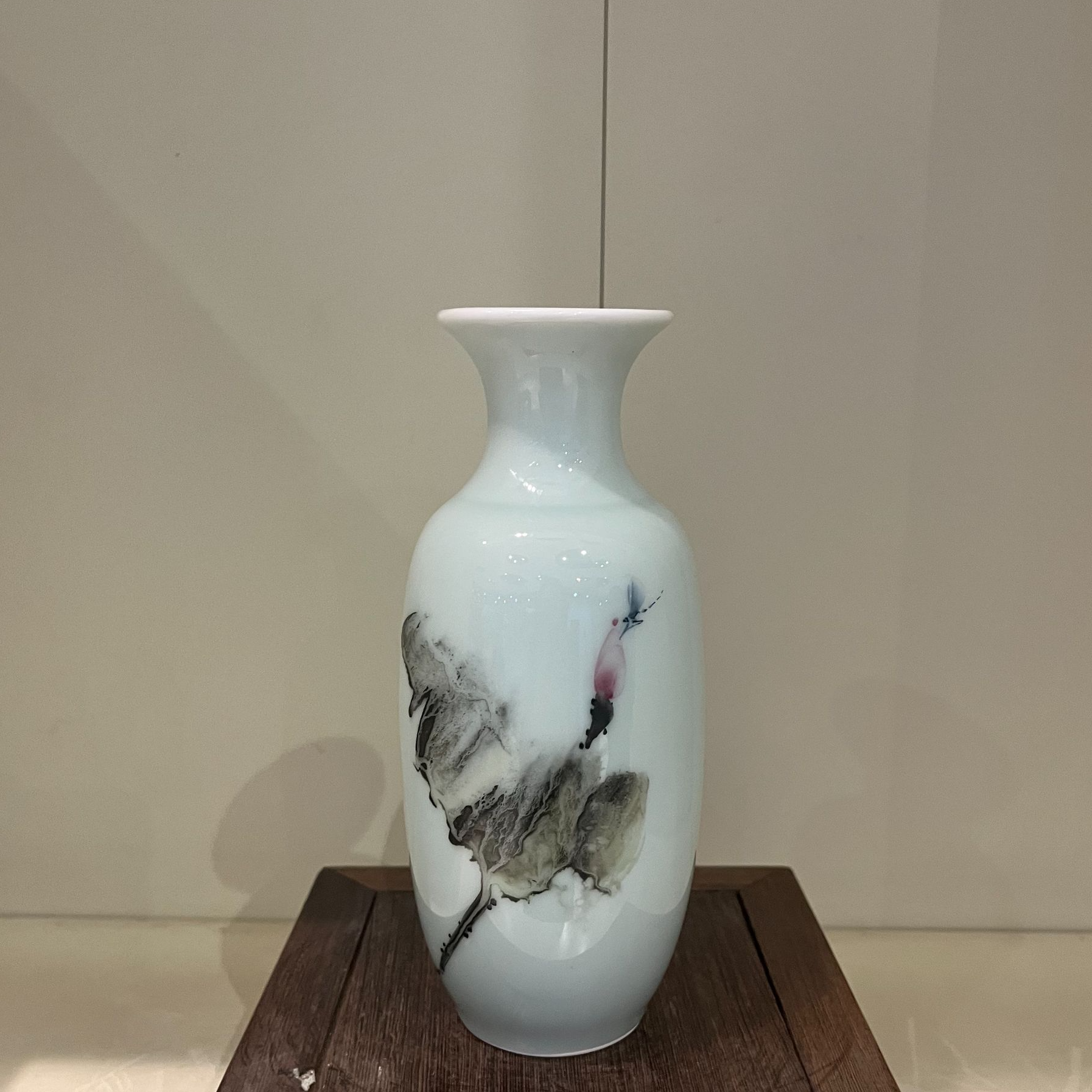 特惠款昆仑牌鲁青瓷圆口瓶手绘《菏韵》18.5cm
