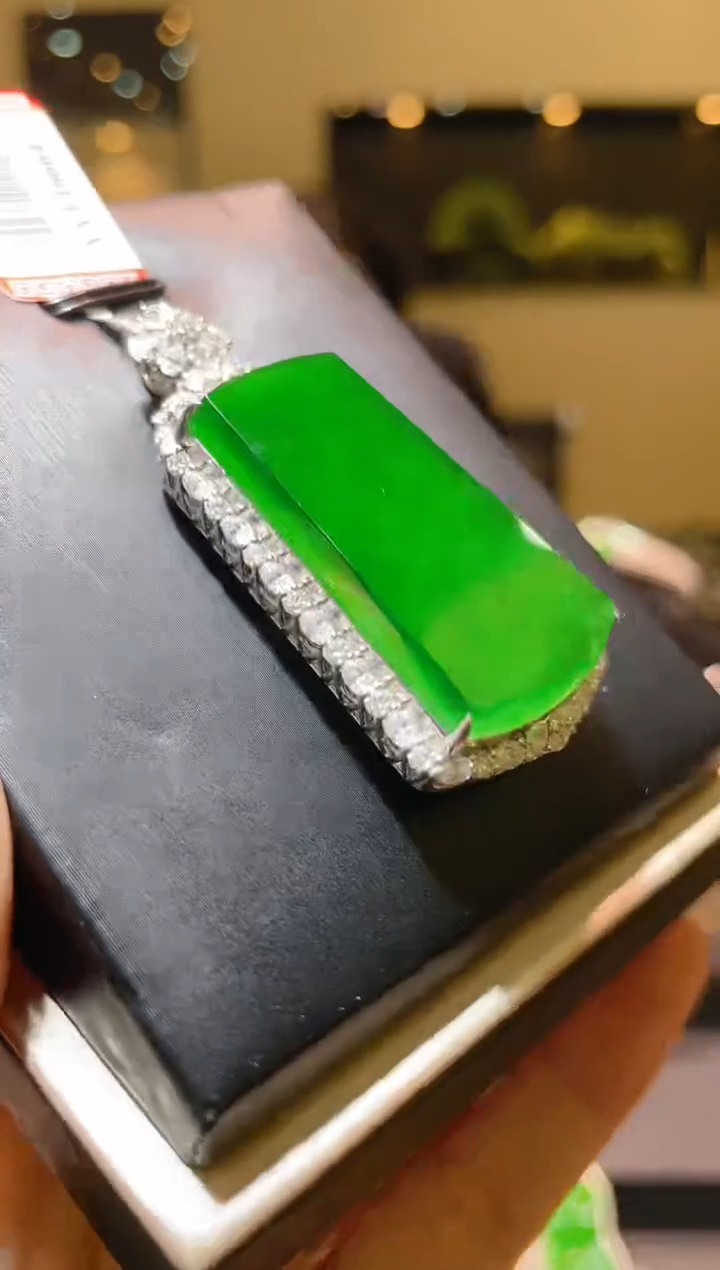 【闪购商品】翡翠吊坠(赠链)18K金镶嵌A80