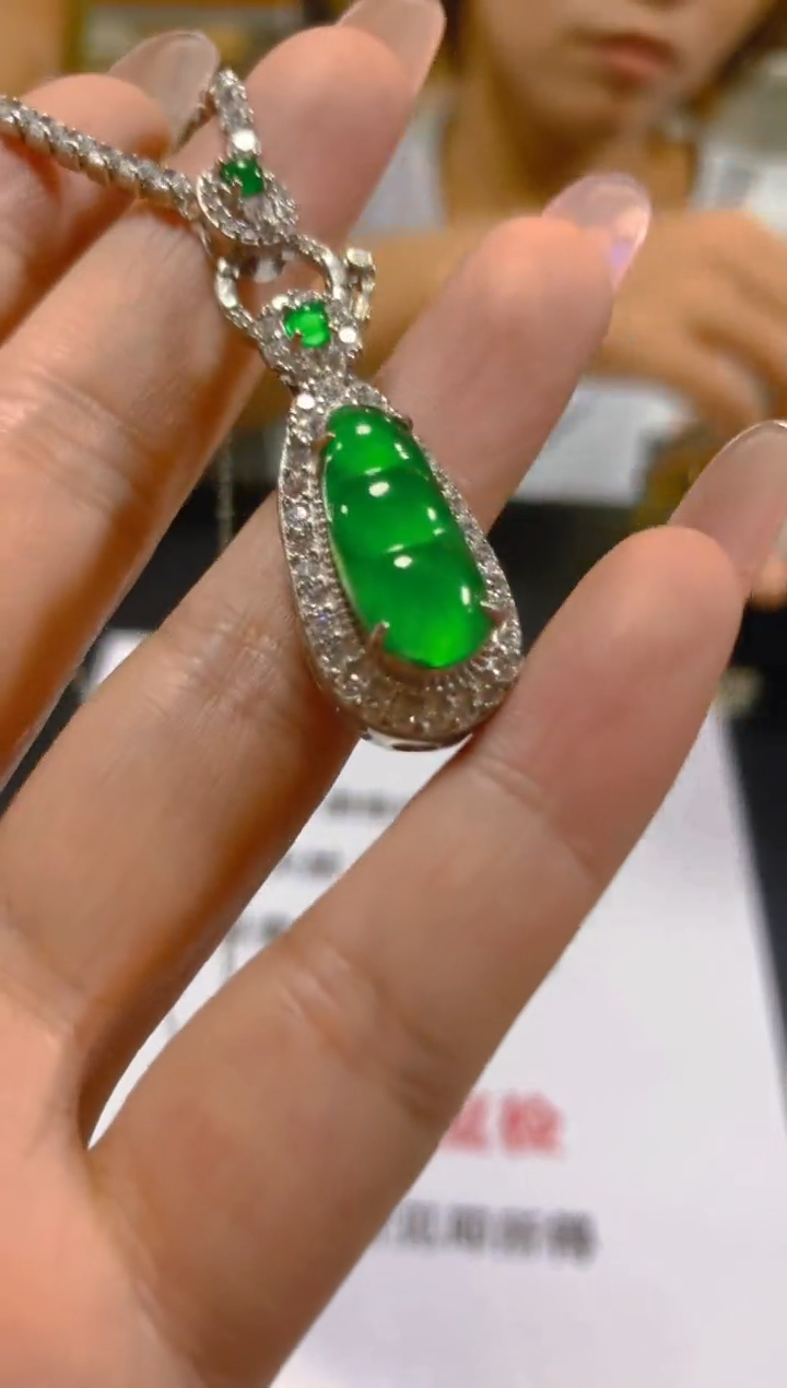 翡翠未镶嵌颈饰多样性发一