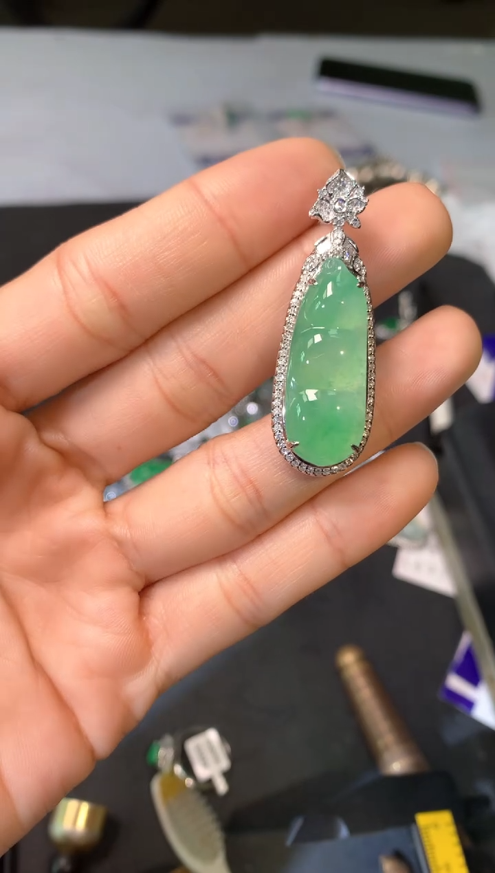 【闪购商品】翡翠颈饰18K金镶嵌吊坠