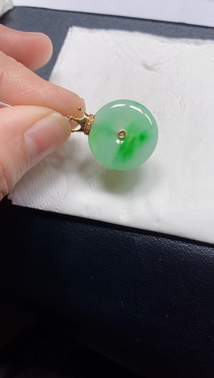 颈饰18K金镶嵌翡翠扣