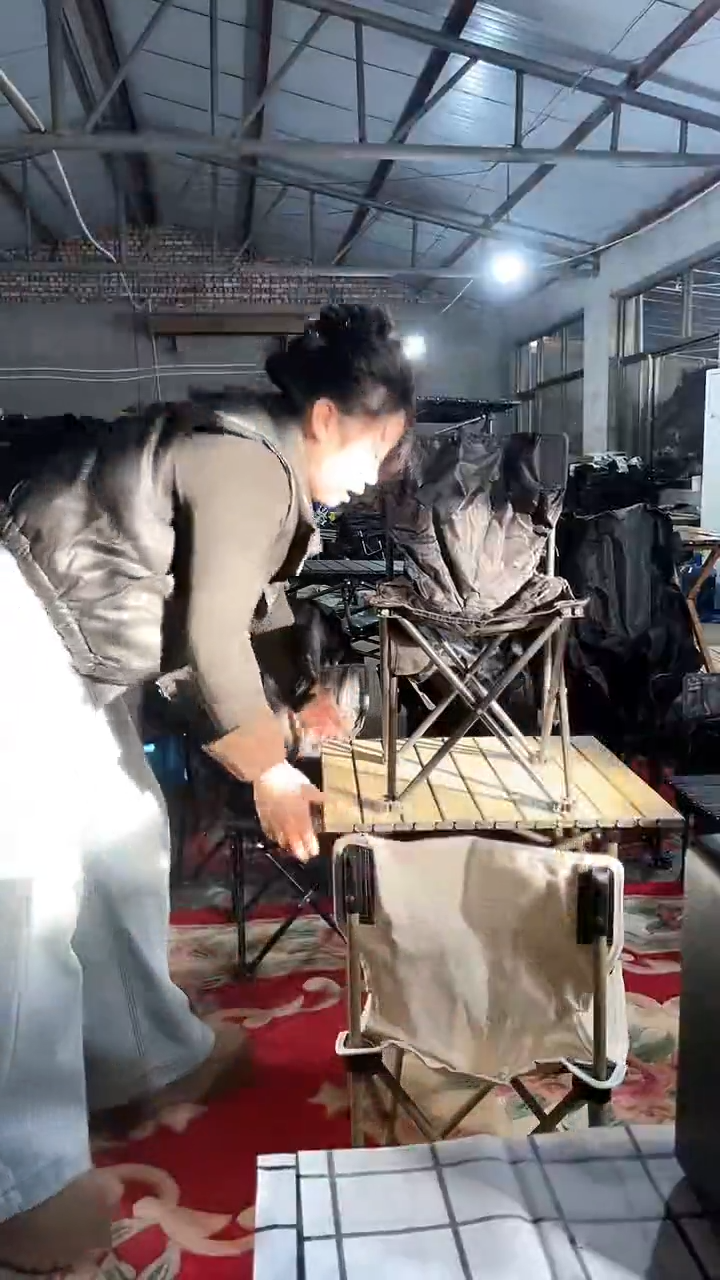 铁生锈   中号  折叠靠背  颜色随机