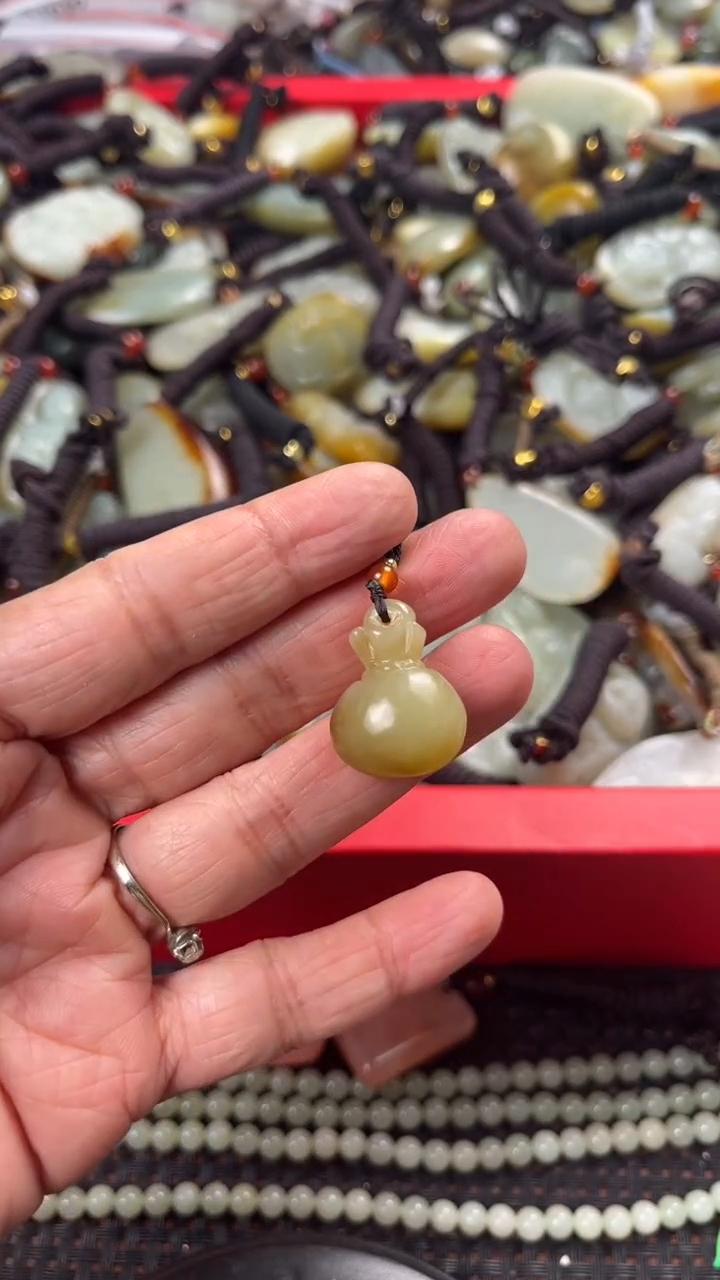 【闪购商品】和田玉颈饰未镶嵌多样性发货没有证书拍一发一有瑕