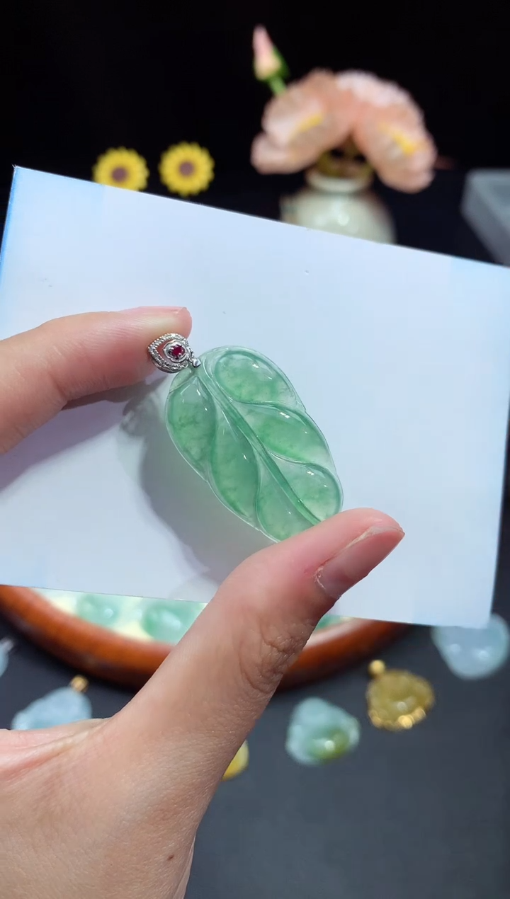 【闪购商品】翡翠颈饰未镶嵌叶子